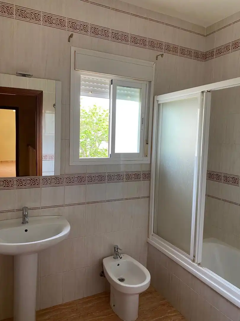 Casa adosada en venta en Calle José Muriel Igneson, 21, La Carolina Baño de Casa adosada en venta en La Carolina con Aire acondicionado