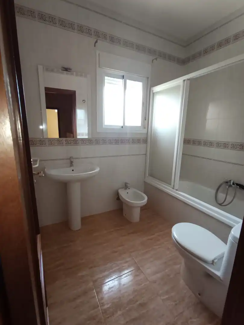 Casa adosada en venta en Calle José Muriel Igneson, 21, La Carolina Baño de Casa adosada en venta en La Carolina con Aire acondicionado