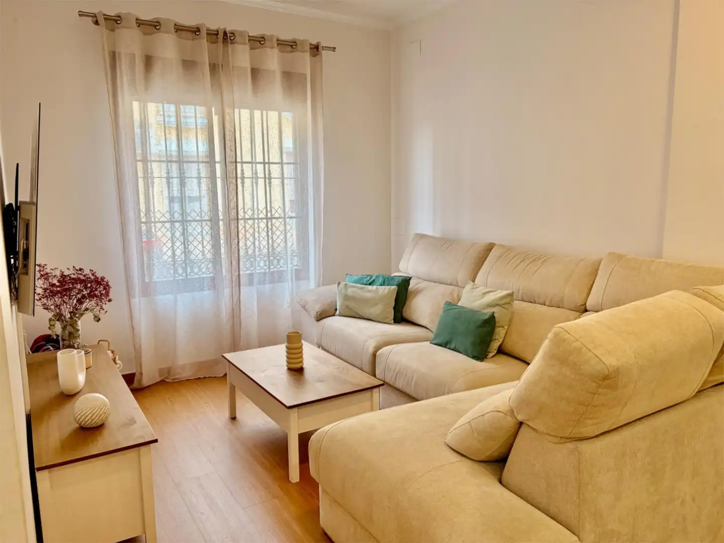 Wohnzimmer von Einfamilien-Reihenhaus zum Verkauf in Alcalá de Guadaira mit Klimaanlage und Terrasse