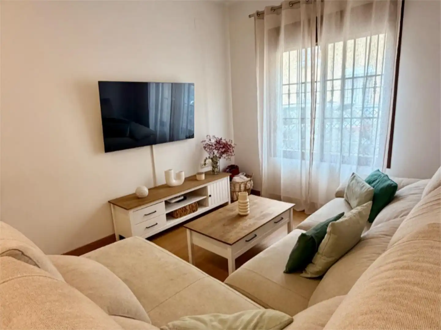 Sala d'estar de Casa adosada en venda en Alcalá de Guadaira amb Aire condicionat i Terrassa