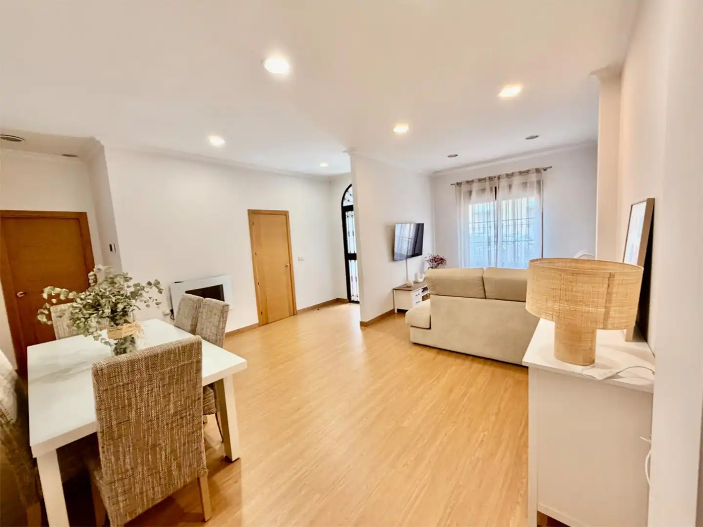 Sala d'estar de Casa adosada en venda en Alcalá de Guadaira amb Aire condicionat i Terrassa