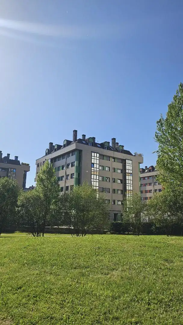 Vista exterior de Piso en venta en Oviedo  con Calefacción, Parquet y Trastero