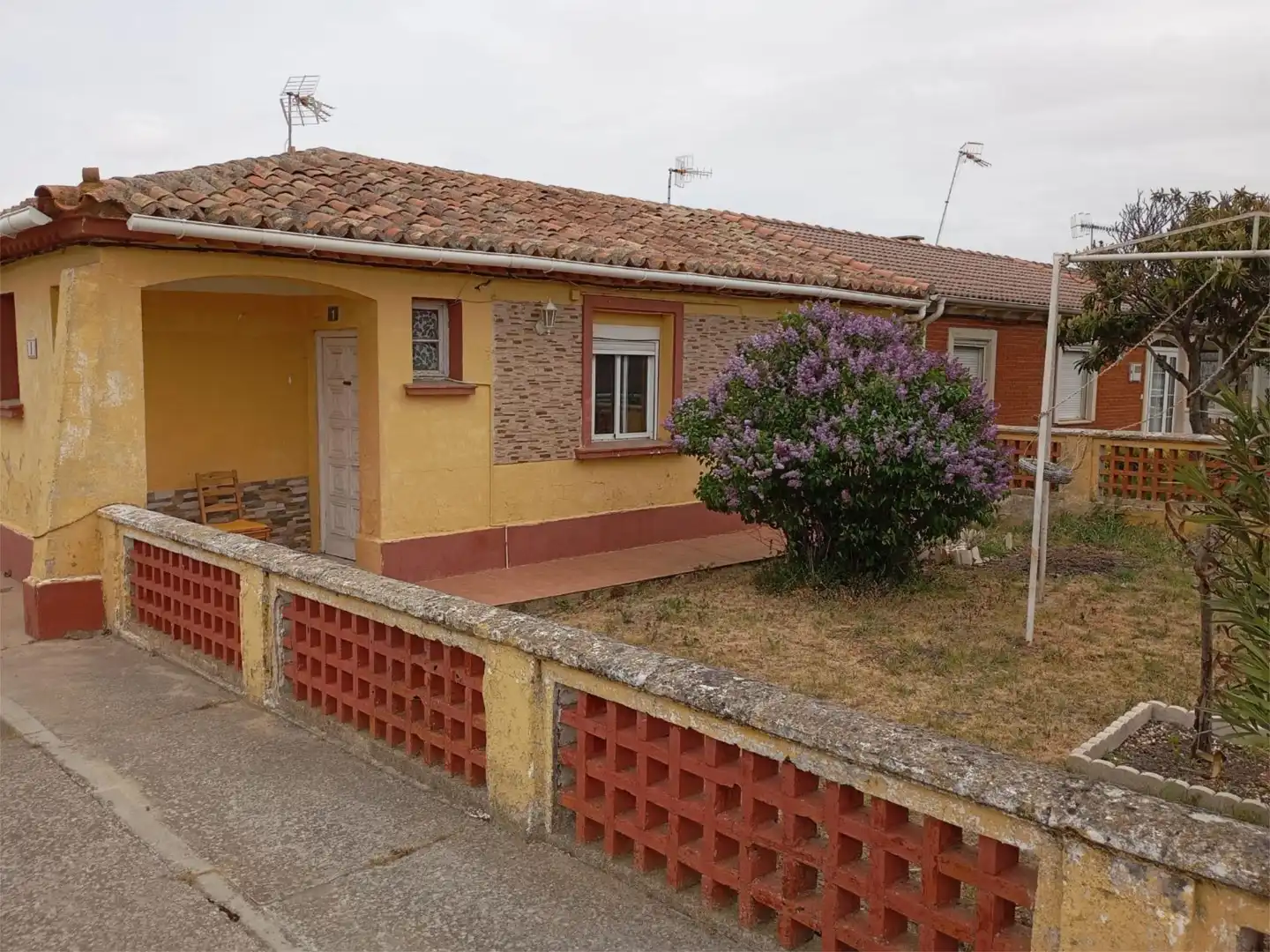 Piso en venta en Carretera Madrid, 8, Villardefrades Vista exterior de Piso en venta en Villardefrades con Jardín privado