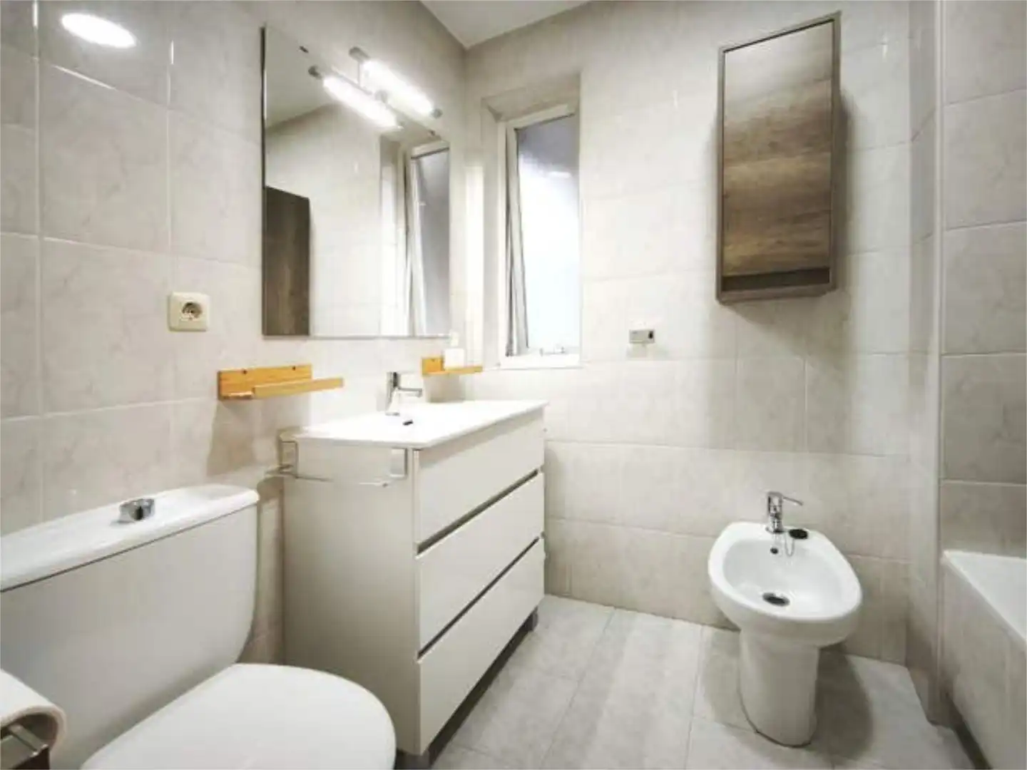 Flat for rent in O Milladoiro Bathroom of Flat for rent in Ames with Heating, Terrace and Storage room