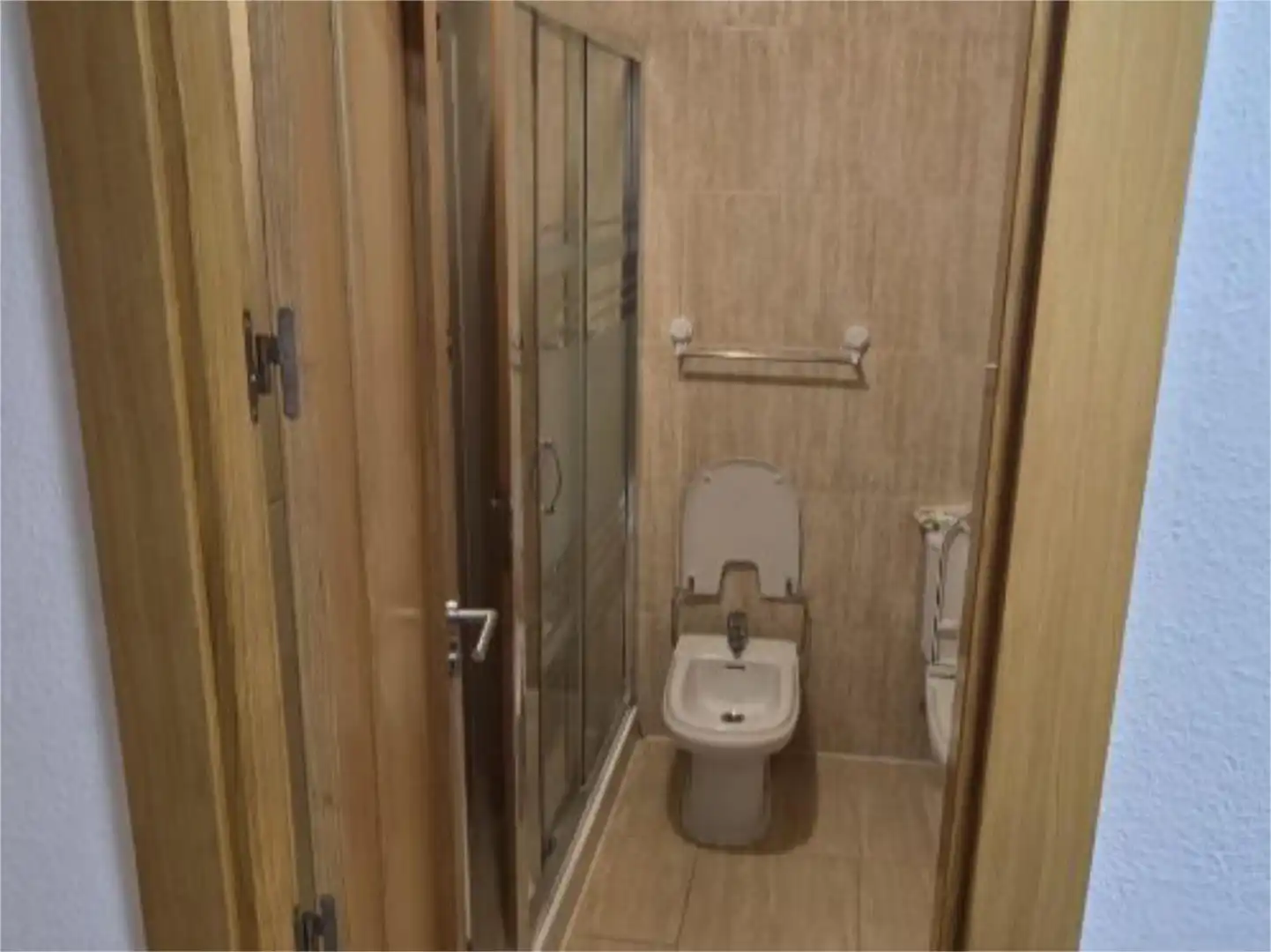 Bathroom of Flat for share in Almería  with Air Conditioner, Heating and Furnished
