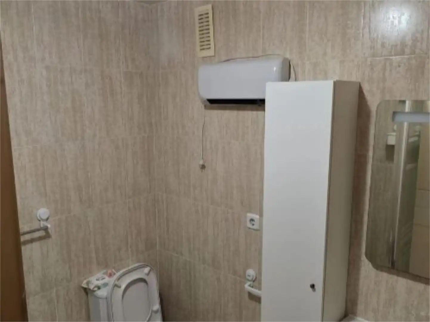 Bathroom of Flat for share in Almería  with Air Conditioner, Heating and Furnished