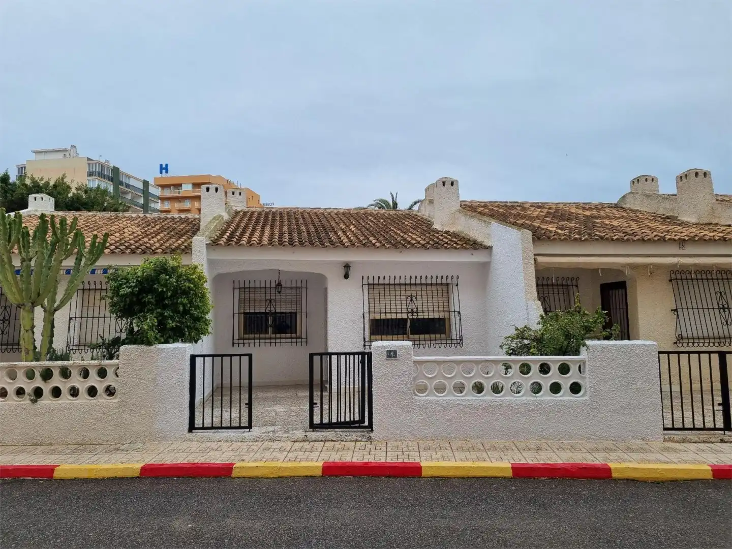 Außenansicht von Einfamilien-Reihenhaus zum Verkauf in La Manga del Mar Menor mit Klimaanlage, Terrasse und Schwimmbad