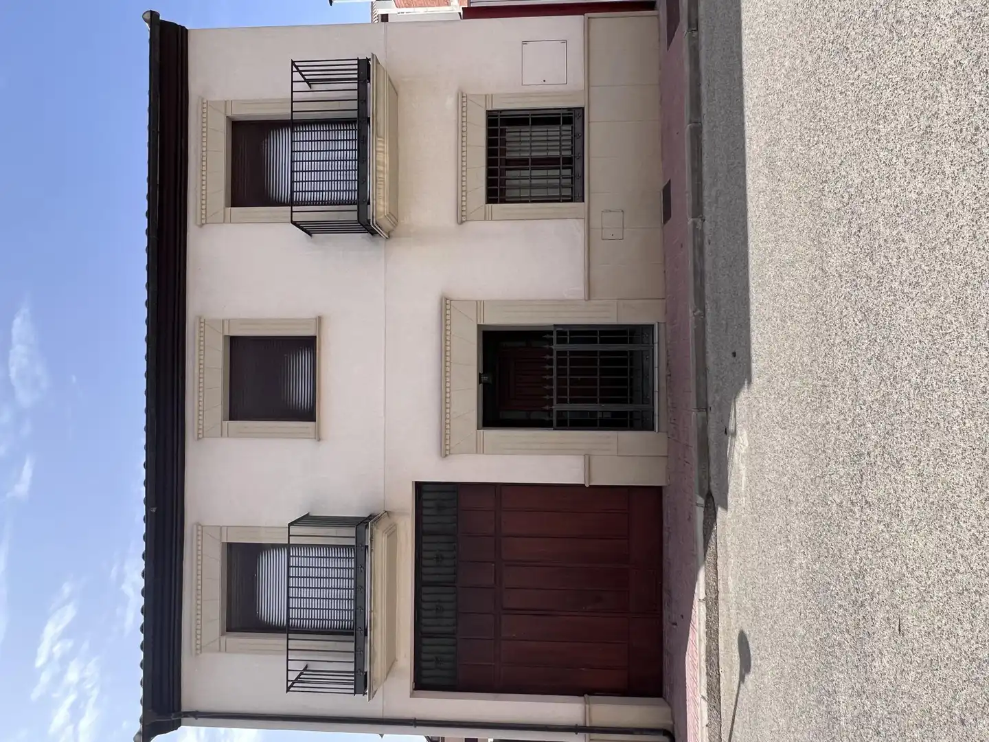 Vista exterior de Casa adosada de lloguer en Sabiote amb Terrassa i Balcó