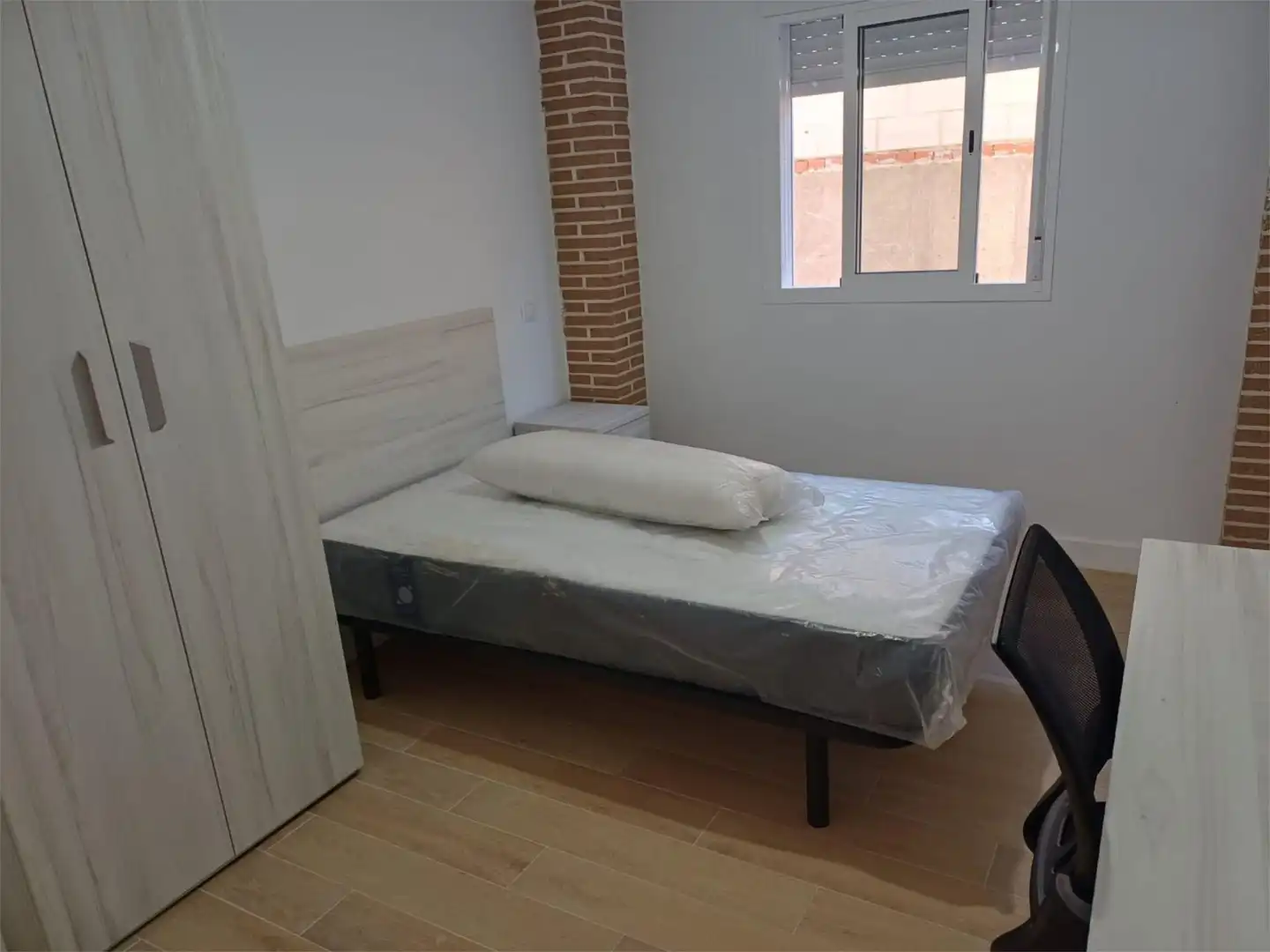 Habitación de Estudio para compartir en Torrejón del Rey con Aire acondicionado, Calefacción y Amueblado