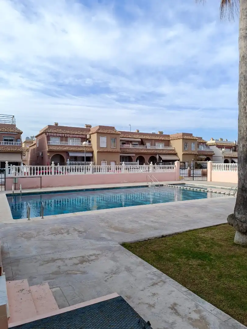 Dúplex de alquiler en Carrer de Creta, 80, Gran Alacant Vista exterior de Dúplex de alquiler en Santa Pola con Aire acondicionado, Terraza y Balcón