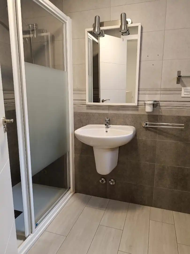 Dúplex de alquiler en Carrer de Creta, 80, Gran Alacant Baño de Dúplex de alquiler en Santa Pola con Aire acondicionado, Terraza y Balcón