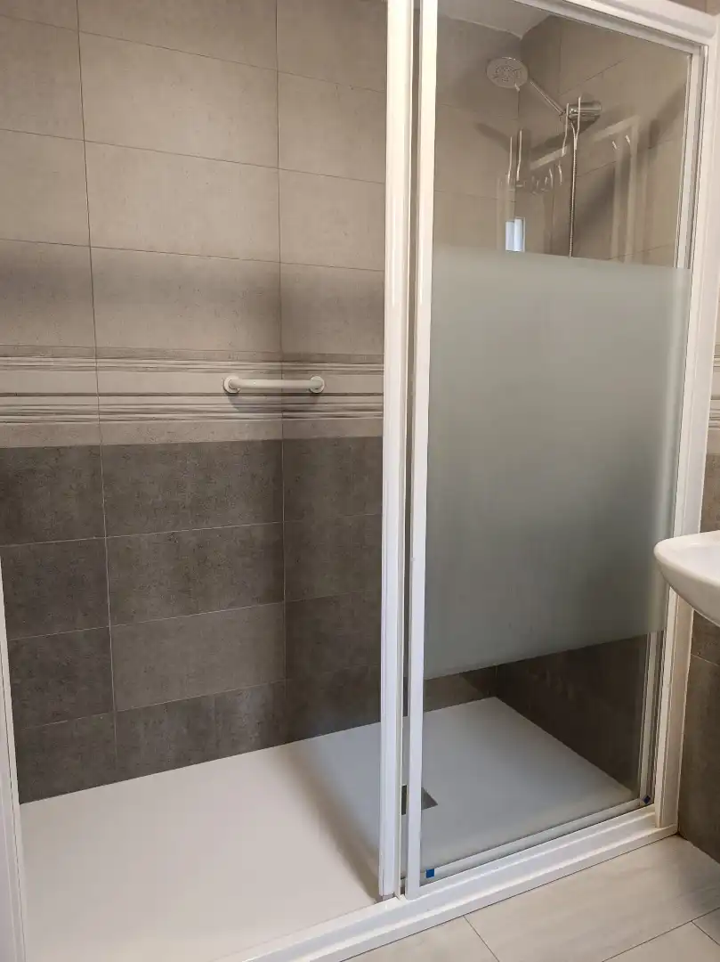 Dúplex de alquiler en Carrer de Creta, 80, Gran Alacant Baño de Dúplex de alquiler en Santa Pola con Aire acondicionado, Terraza y Balcón