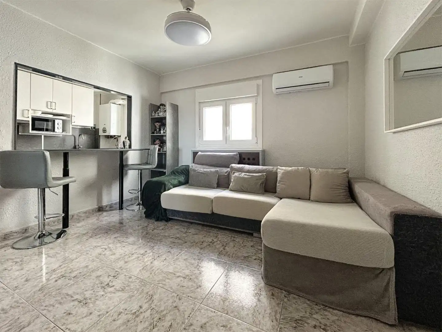 Living room of Flat for sale in  Zaragoza Capital  with Air Conditioner, Heating and Balcony