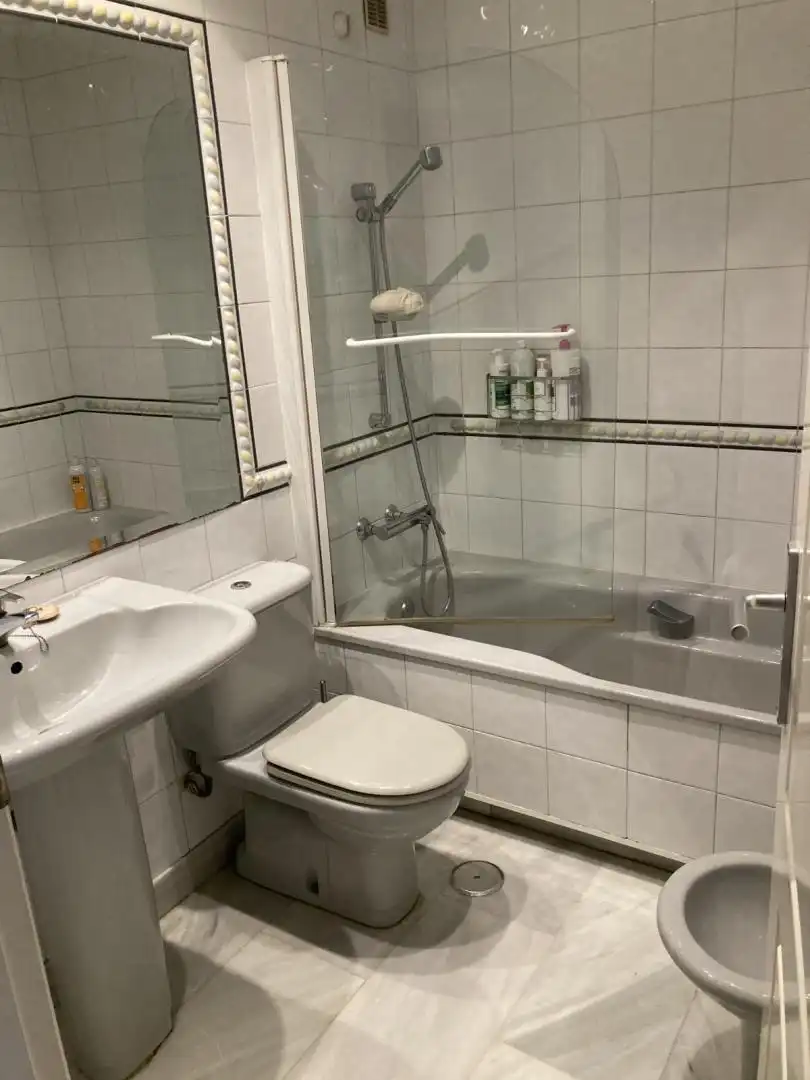 Flat for sale in Avenida Salvador Allende, 7, Barrio de Zaidín Bathroom of Flat for sale in Granada with Air Conditioner, Heating and Parquet flooring