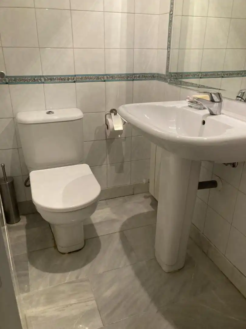 Flat for sale in Avenida Salvador Allende, 7, Barrio de Zaidín Bathroom of Flat for sale in Granada with Air Conditioner, Heating and Parquet flooring