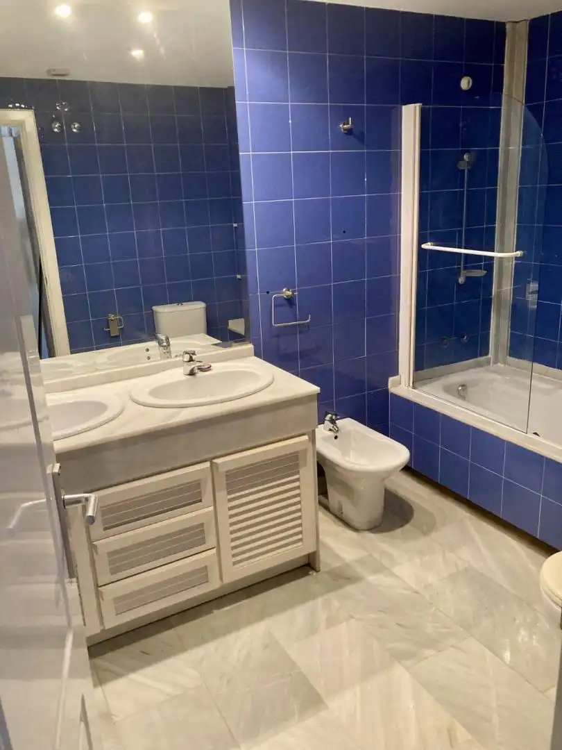 Flat for sale in Avenida Salvador Allende, 7, Barrio de Zaidín Bathroom of Flat for sale in Granada with Air Conditioner, Heating and Parquet flooring