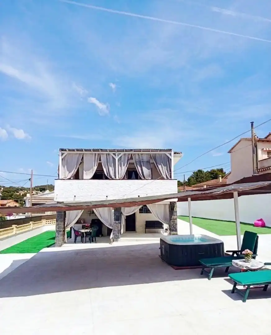 Vista exterior de Casa o xalet en venda en Cunit amb Aire condicionat i Terrassa