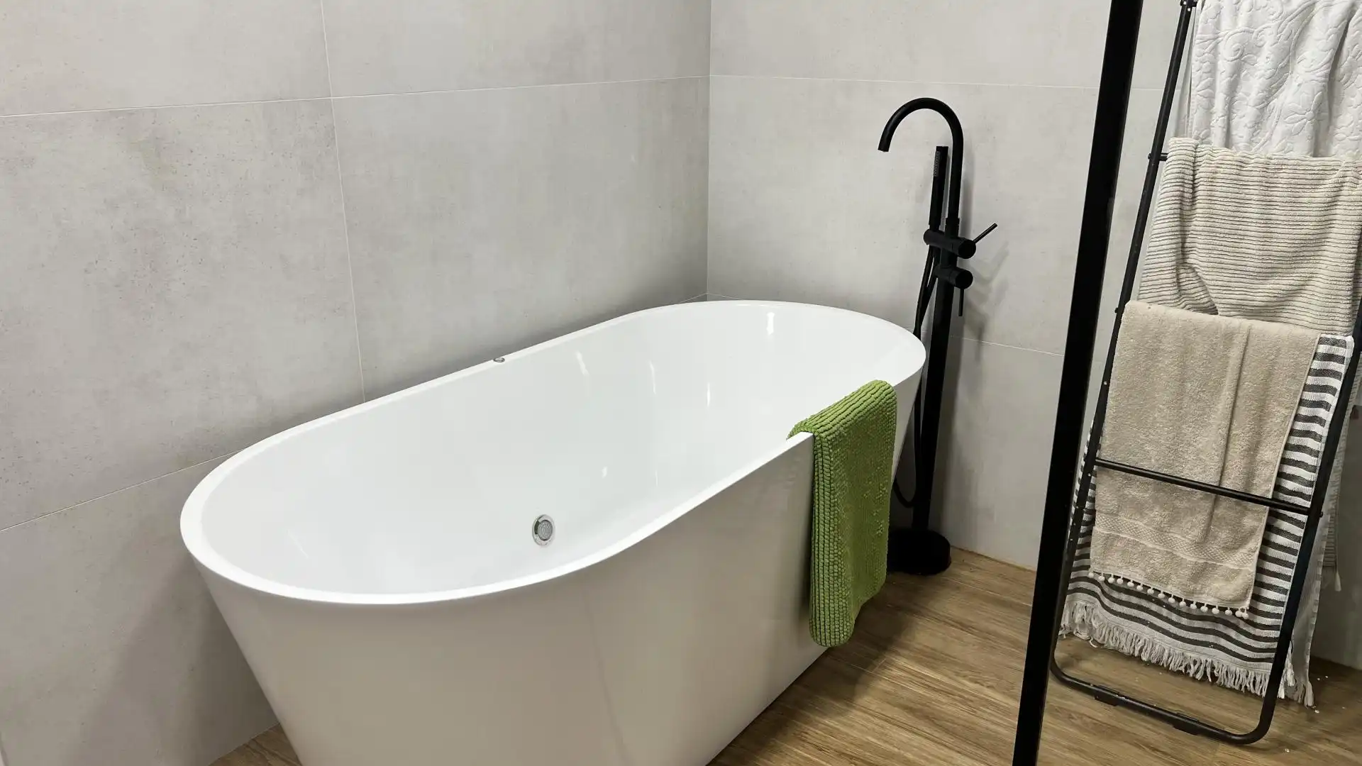 Bathroom of Flat for sale in Boadilla del Monte  with Air Conditioner, Terrace and Swimming Pool