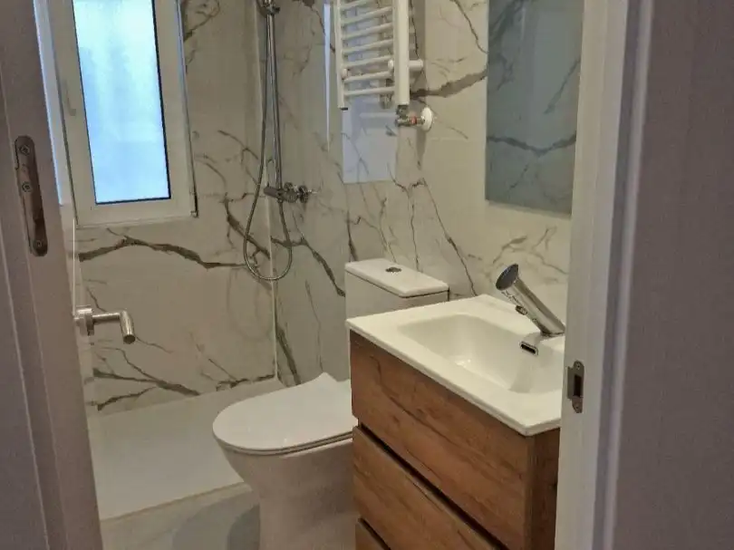 Wohnung zum Verkauf in Calle Don Víctor Quintanar, 6, La Ería Badezimmer von Wohnung zum Verkauf in Oviedo mit Balkon
