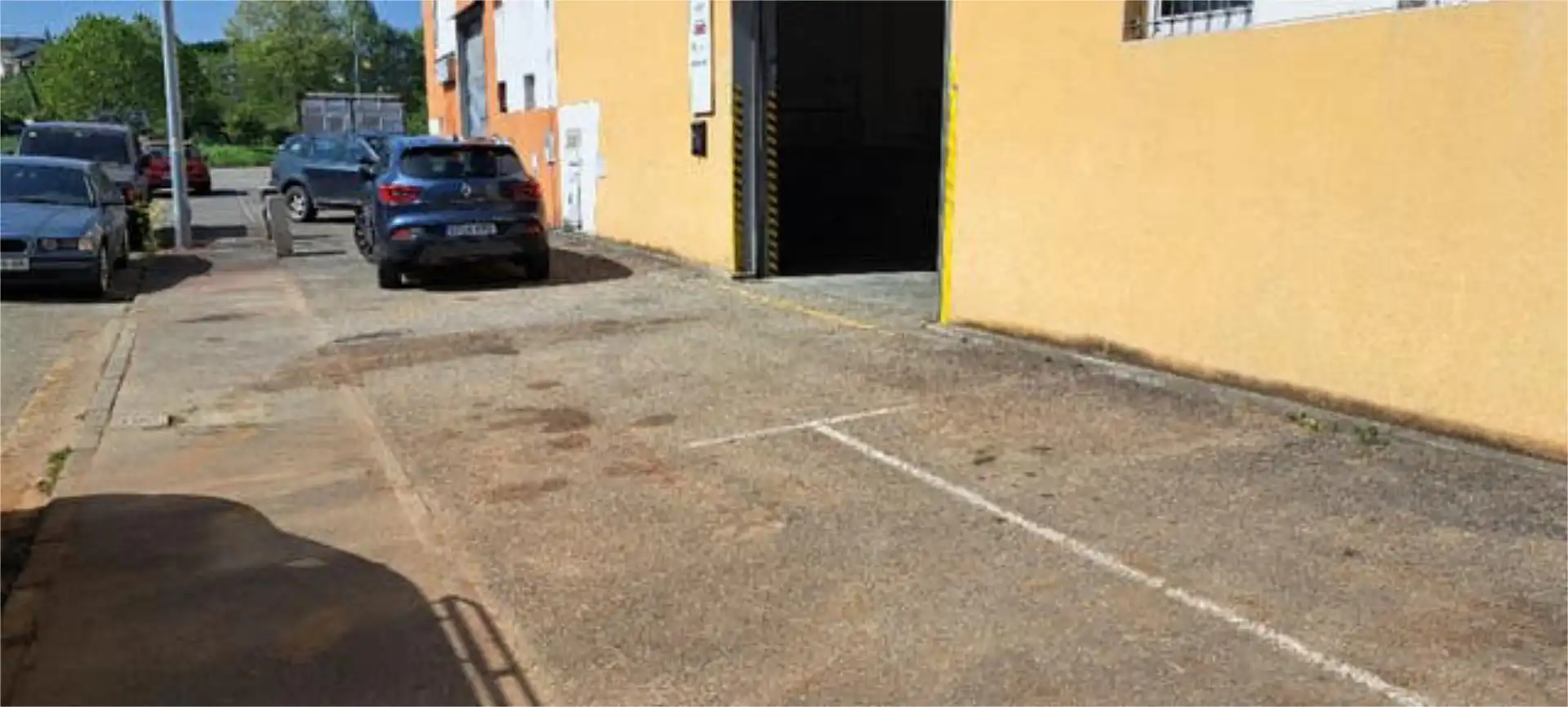 Fabrikhallen zur Miete in Viella - Granda - Meres Parkplatz von Fabrikhallen zur Miete in Siero
