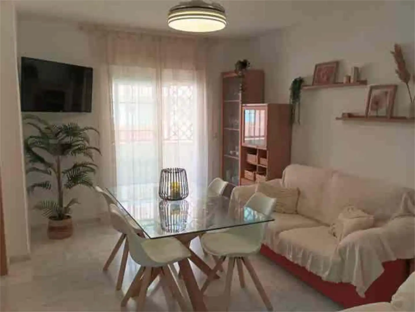 Apartamento en venta en Calahonda - Carchuna Sala de estar de Apartamento en venta en Motril con Terraza y Piscina