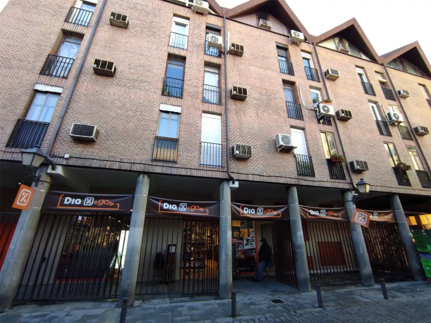 Apartamento en venta en Calle del Conde de Miranda, 1, Palacio Vista exterior de Apartamento en venta en Madrid Capital con Aire acondicionado