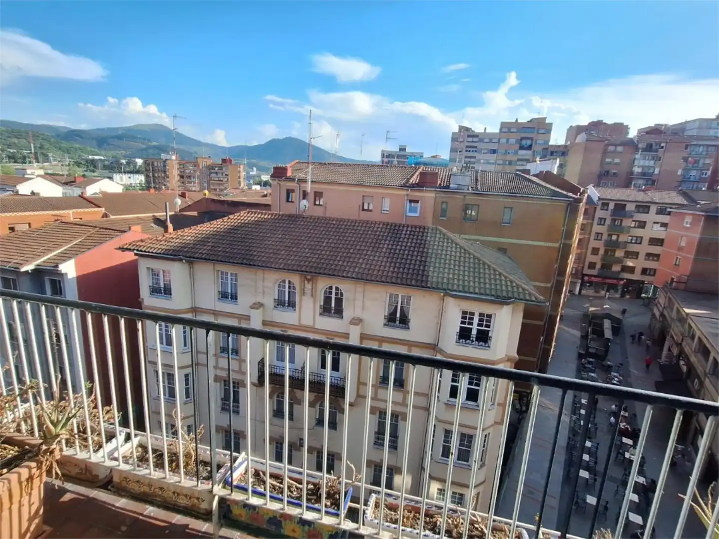 Außenansicht von Wohnung zum Verkauf in Basauri  mit Balkon