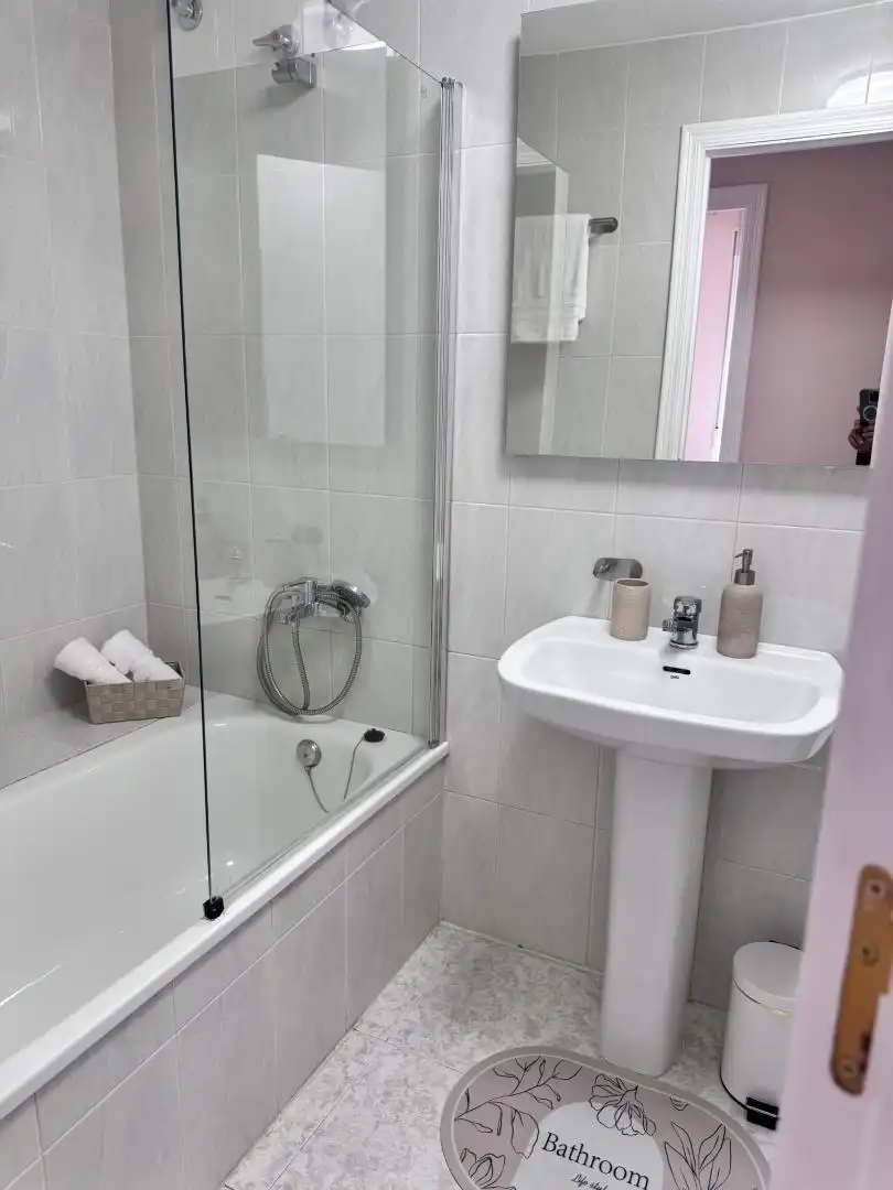 Baño de Piso de alquiler en Torrevieja con Terraza y Balcón