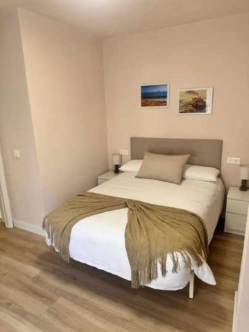 Dormitori de Pis de lloguer en Torrevieja amb Terrassa i Balcó