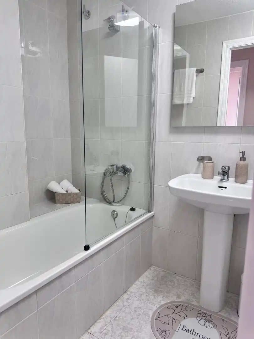 Baño de Piso de alquiler en Torrevieja con Terraza y Balcón