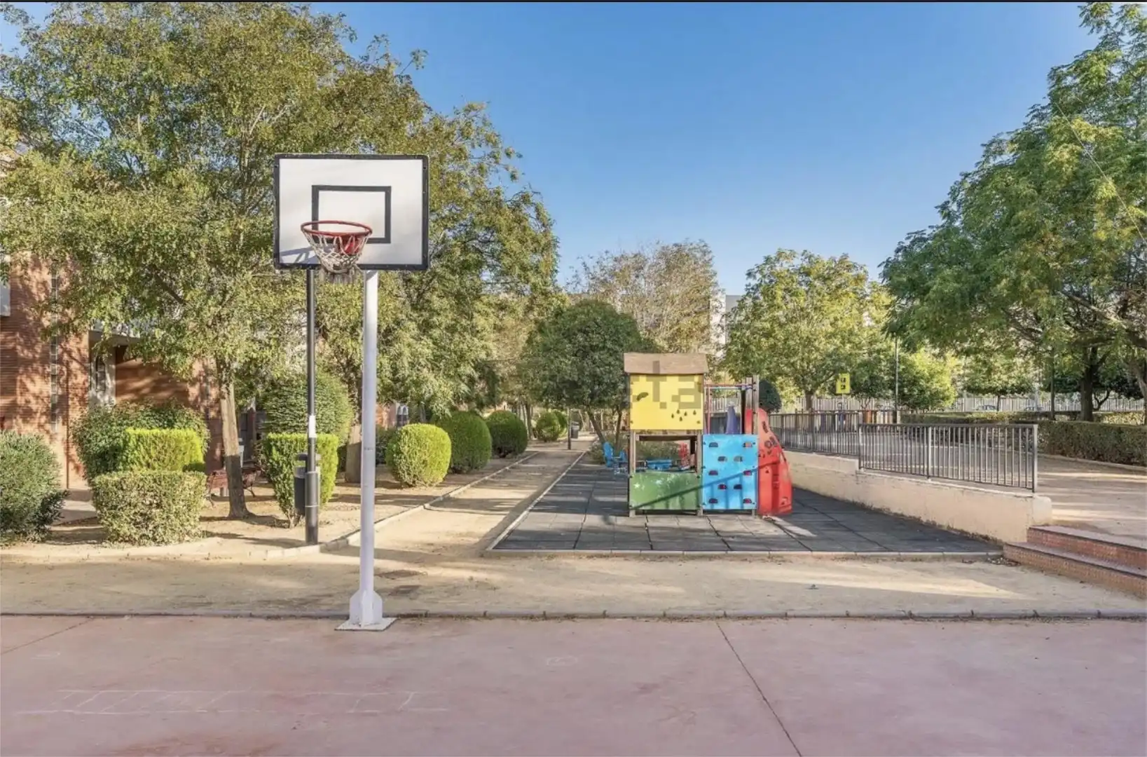 Außenansicht von Einfamilien-Reihenhaus zum Verkauf in Armilla mit Klimaanlage und Balkon