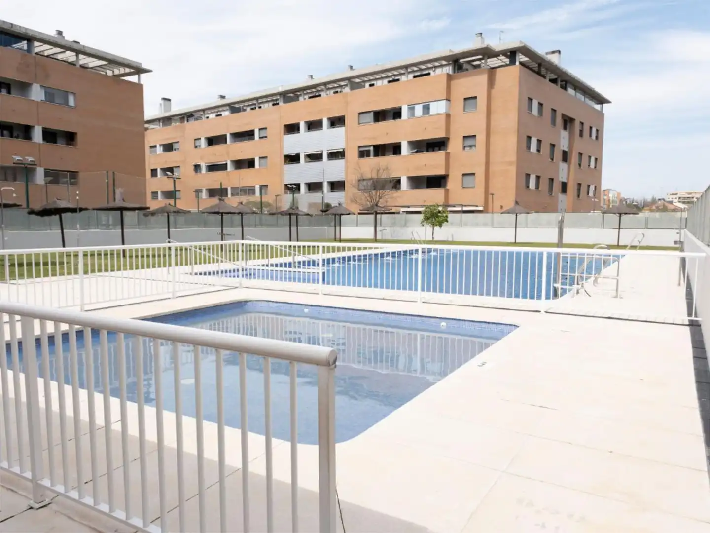 Schwimmbecken von Wohnung zum Verkauf in Mairena del Aljarafe mit Klimaanlage, Terrasse und Schwimmbad