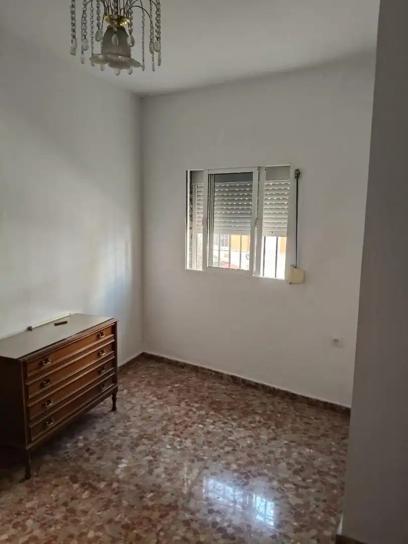 Casa adosada en venta en Calle Nazaret, 36, San Bernabé Habitación de Casa adosada en venta en Algeciras con Calefacción, Terraza y Amueblado