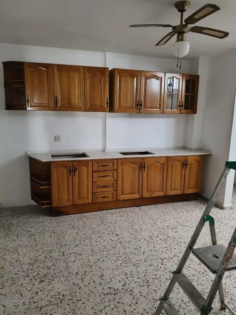 Casa adosada en venta en Calle Nazaret, 36, San Bernabé Cocina de Casa adosada en venta en Algeciras con Calefacción, Terraza y Amueblado