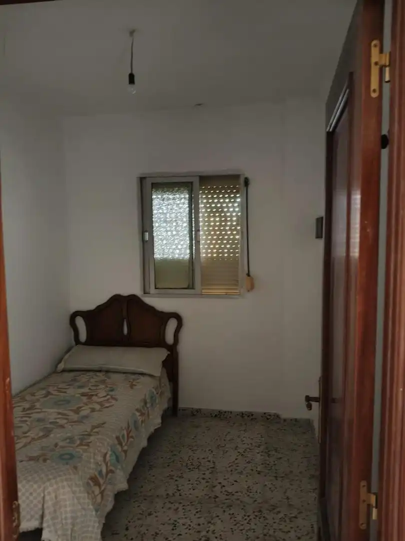 Casa adosada en venta en Calle Nazaret, 36, San Bernabé Habitación de Casa adosada en venta en Algeciras con Calefacción, Terraza y Amueblado