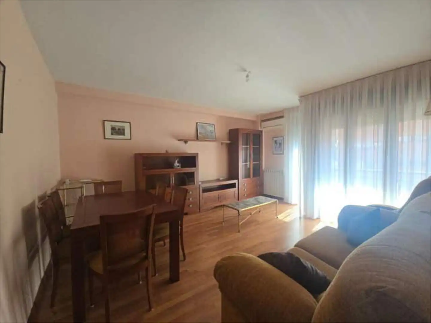Piso en venta en Vinateros Sala de estar de Piso en venta en Madrid con Calefacción, Jardín privado y Terraza