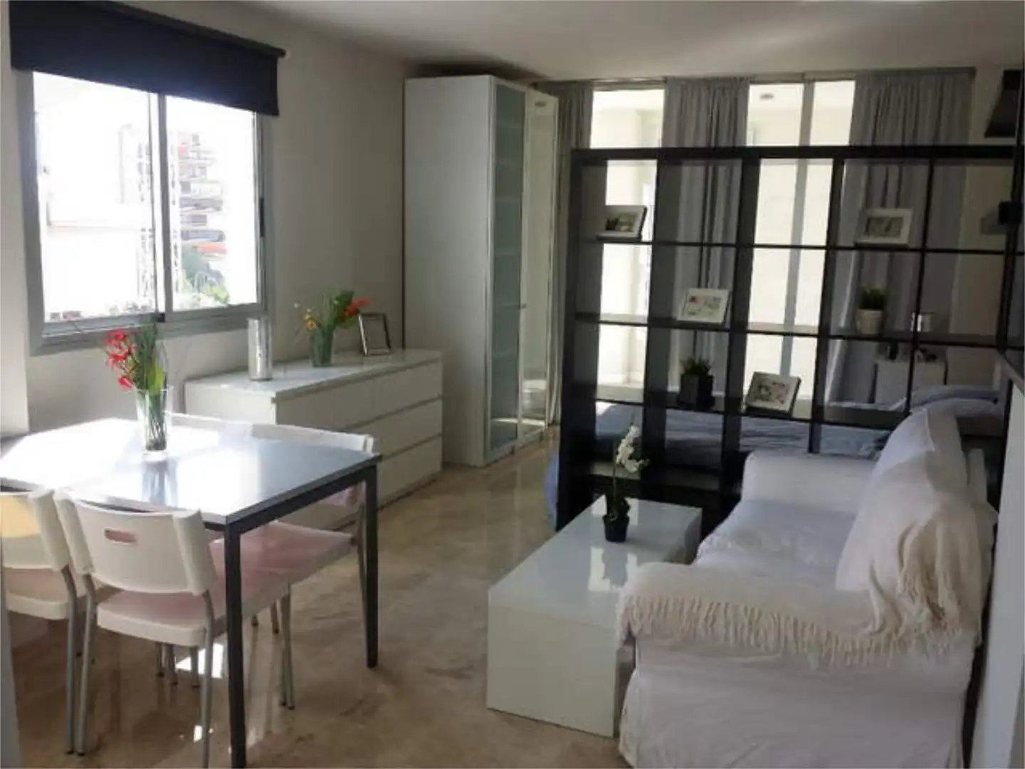 Sala d'estar de Apartament de lloguer en Alicante / Alacant amb Jardí privat, Terrassa i Piscina