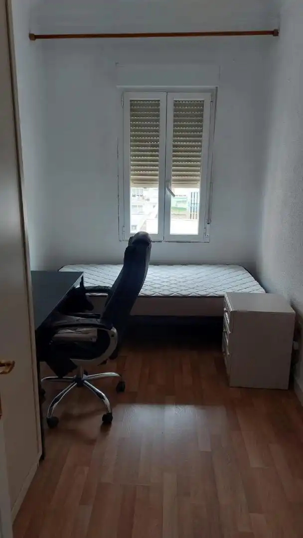 Habitación de Piso para compartir en  Madrid Capital con Calefacción, Amueblado y Horno