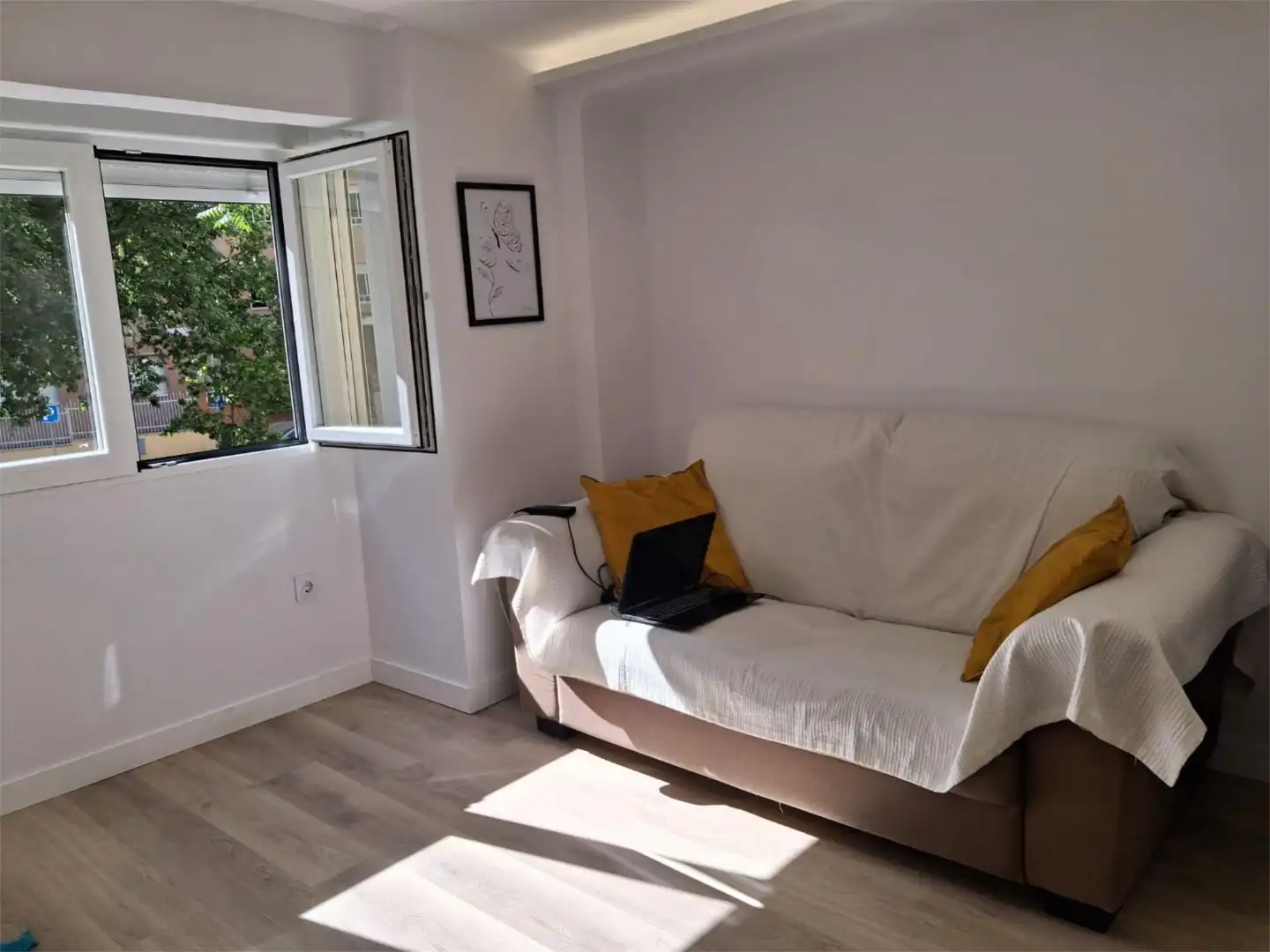 Sala de estar de Piso en venta en  Madrid Capital