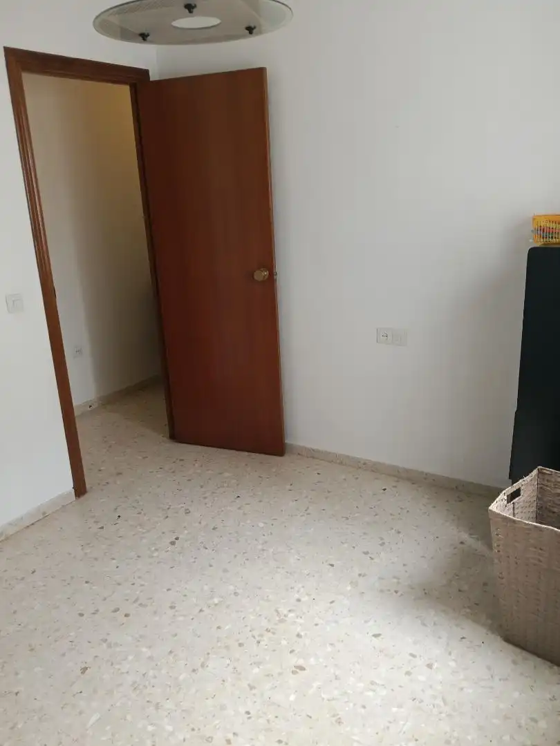 Piso en venta en Calle Doctor Miguel Servet, 3, Fernán-Núñez Habitación de Piso en venta en Fernán-Núñez con Terraza, Trastero y Amueblado