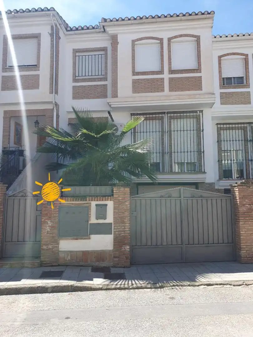 Casa adosada en venda a Calle Pedro de Valdivia, 38, Residencial Triana - Barrio Alto Vista exterior de Casa adosada en venda en Las Gabias