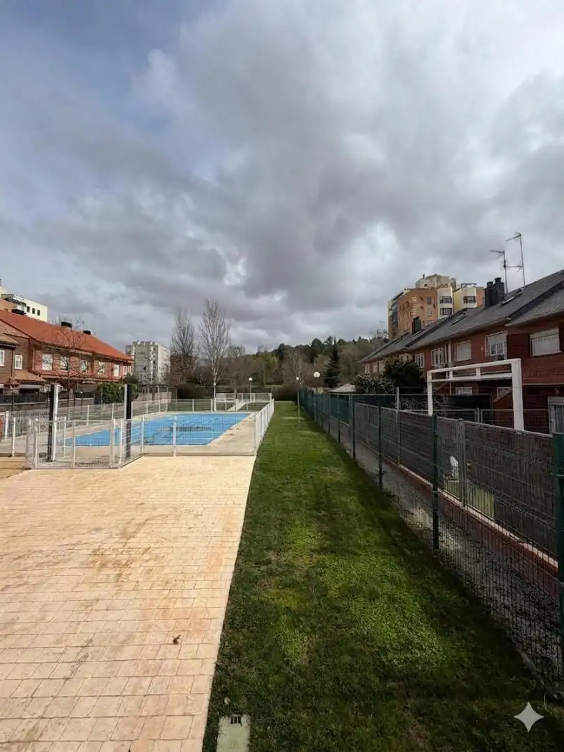 Swimming pool of Houses for sale in Fuenlabrada  with Air Conditioner, Heating and Private garden