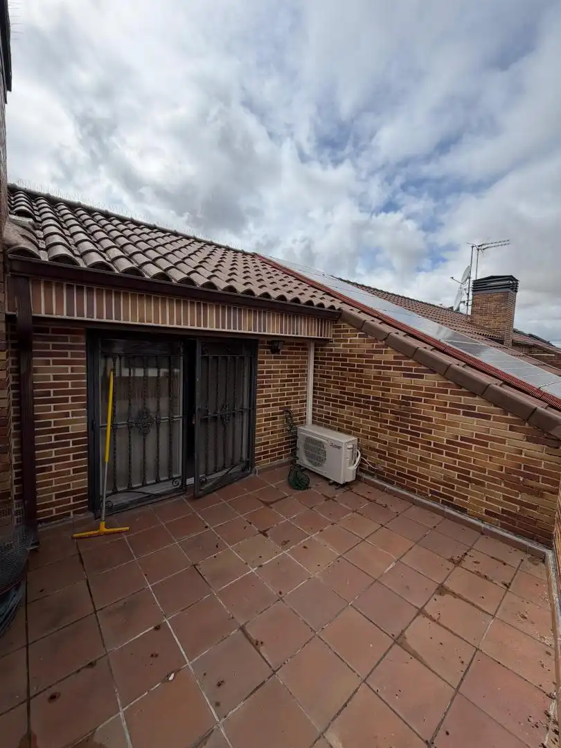 Exterior view of Houses for sale in Fuenlabrada  with Air Conditioner, Heating and Private garden