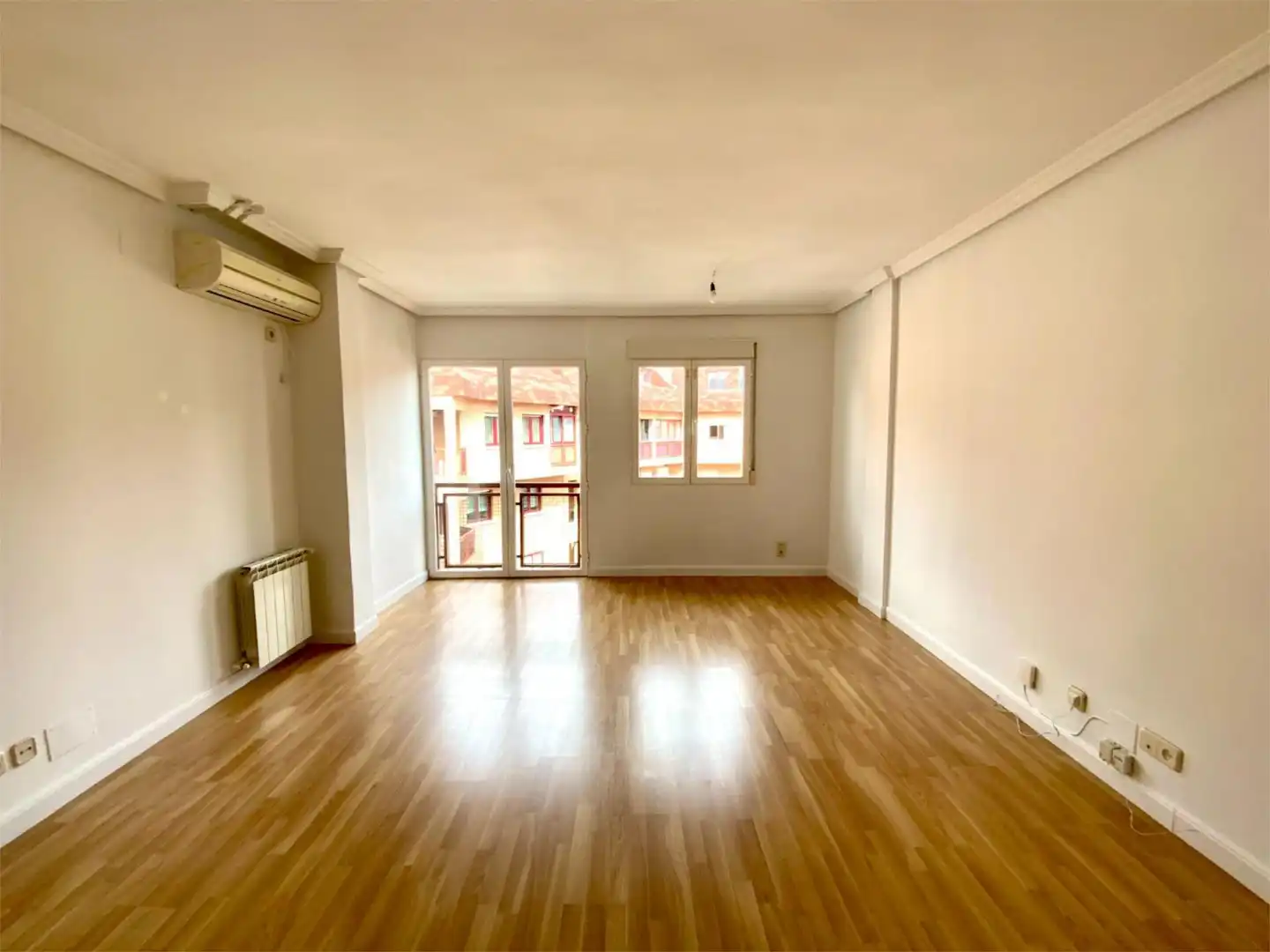Piso en venta en Calle Rosalía de Castro, 21, Casco Antiguo Sala de estar de Piso en venta en Majadahonda con Terraza y Piscina
