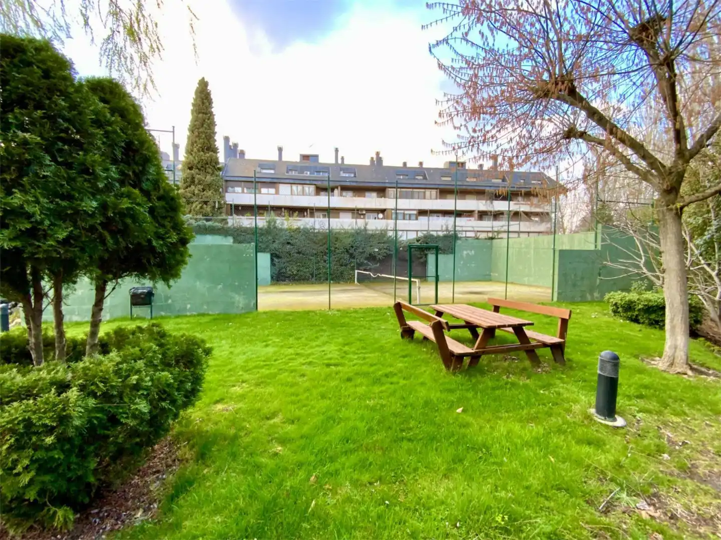 Piso en venta en Calle Rosalía de Castro, 21, Casco Antiguo Terraza de Piso en venta en Majadahonda con Terraza y Piscina