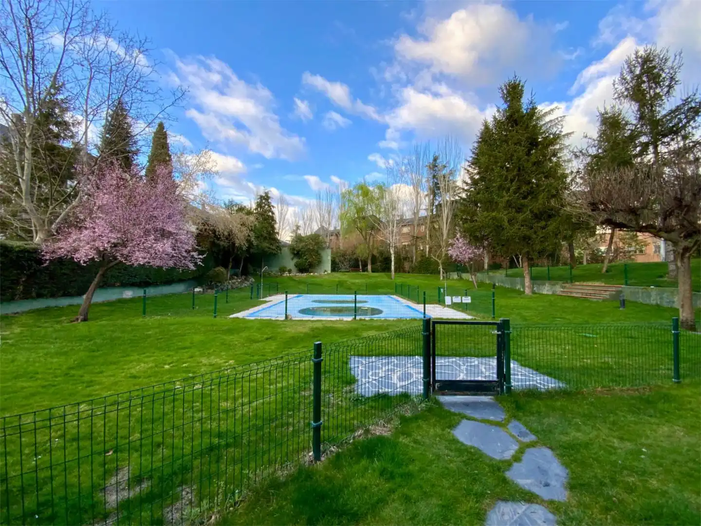 Piso en venta en Calle Rosalía de Castro, 21, Casco Antiguo Piscina de Piso en venta en Majadahonda con Terraza y Piscina