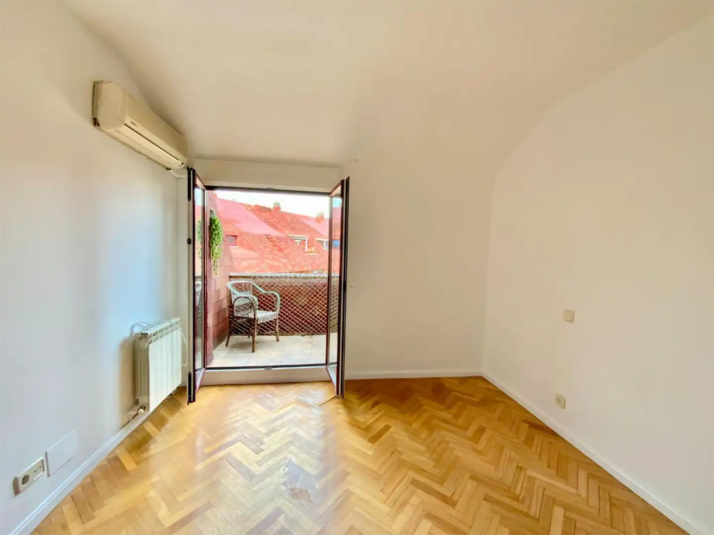 Piso en venta en Calle Rosalía de Castro, 21, Casco Antiguo Terraza de Piso en venta en Majadahonda con Terraza y Piscina