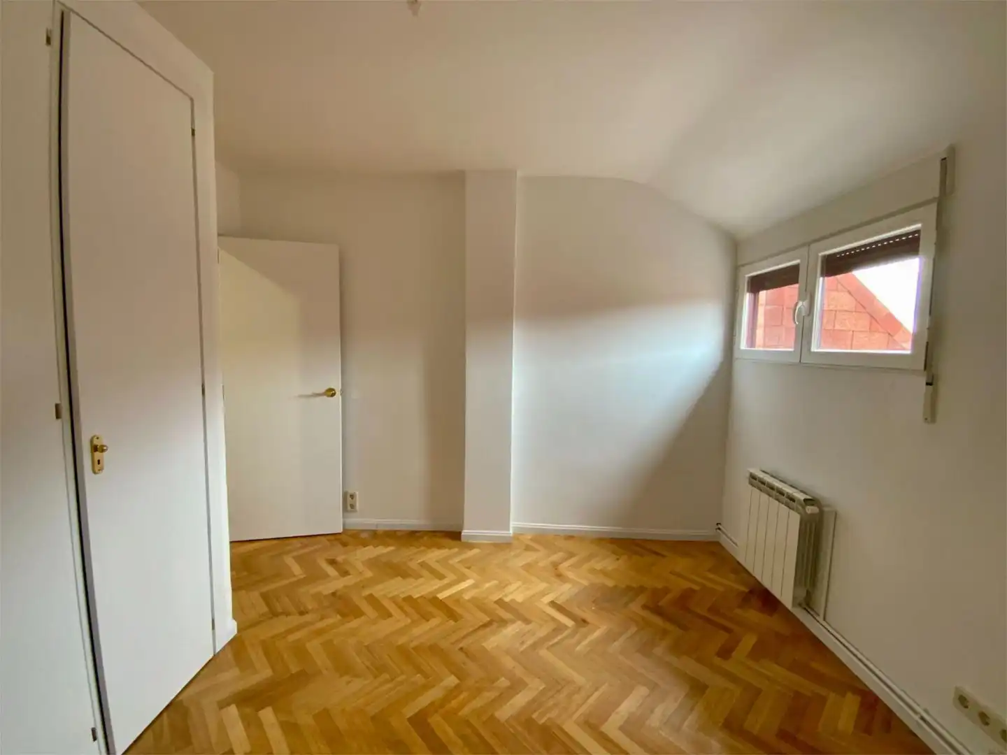 Piso en venta en Calle Rosalía de Castro, 21, Casco Antiguo Habitación de Piso en venta en Majadahonda con Terraza y Piscina