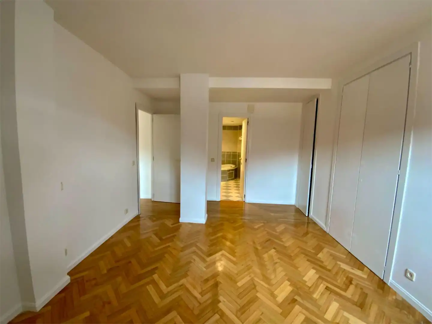 Piso en venta en Calle Rosalía de Castro, 21, Casco Antiguo Habitación de Piso en venta en Majadahonda con Terraza y Piscina