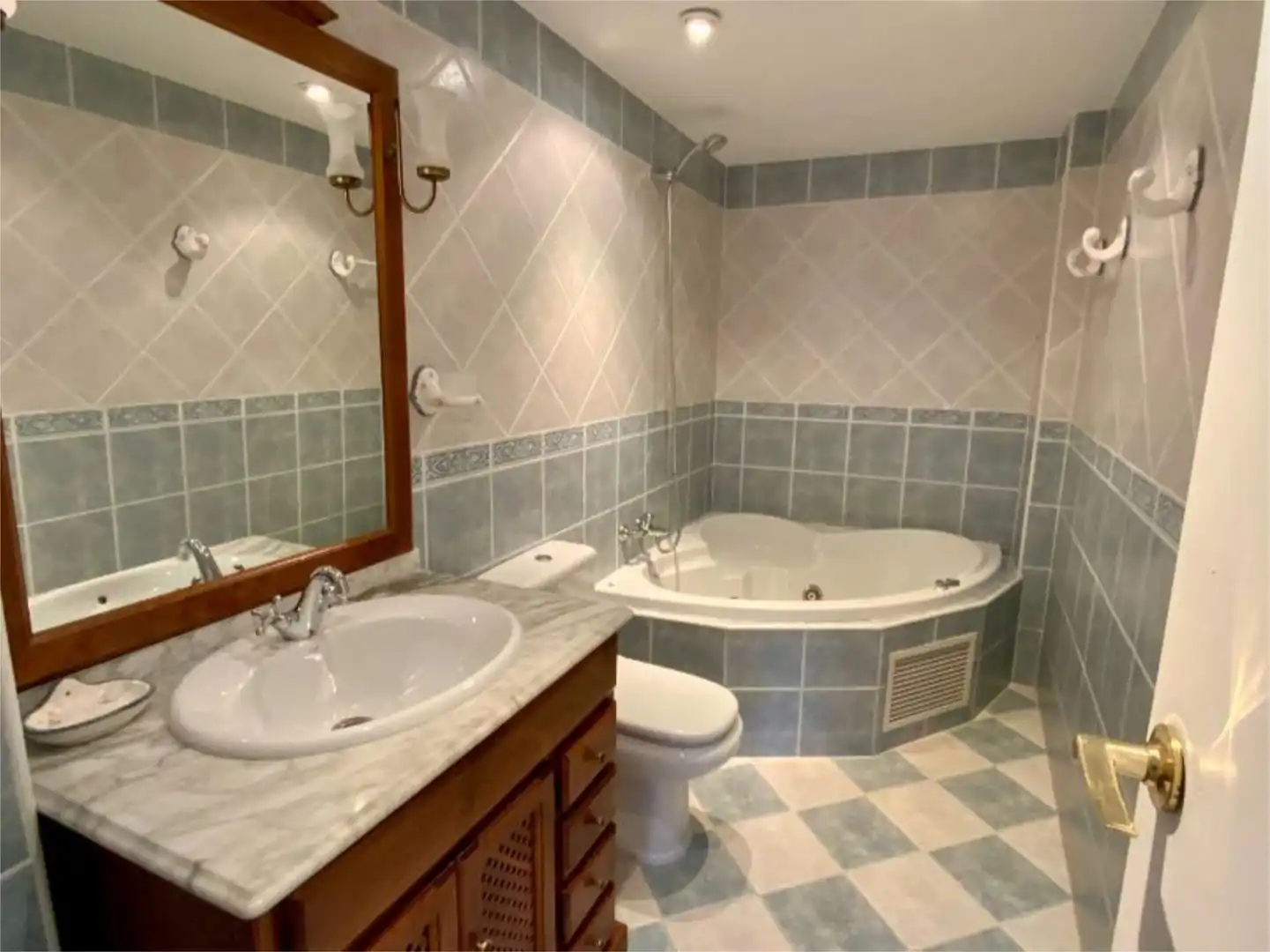 Piso en venta en Calle Rosalía de Castro, 21, Casco Antiguo Baño de Piso en venta en Majadahonda con Terraza y Piscina